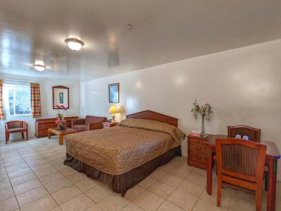 Deluxe King Room interior